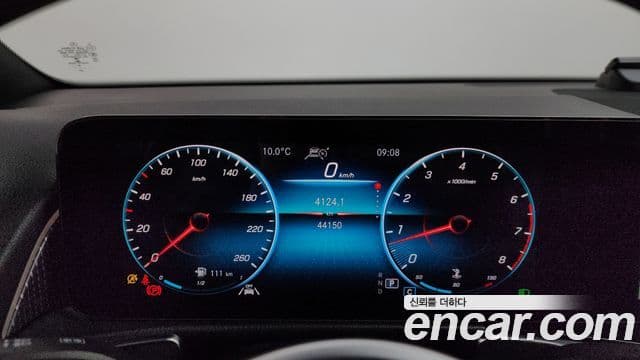 Mercedes-Benz GLB-Class 2021 — Фото 8/20