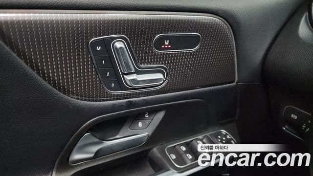 Mercedes-Benz GLB-Class 2021 — Фото 14/20