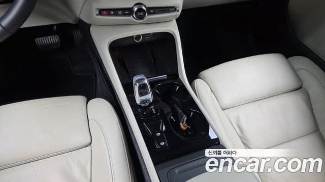 Volvo XC40 2022 — Şəkil 9/20