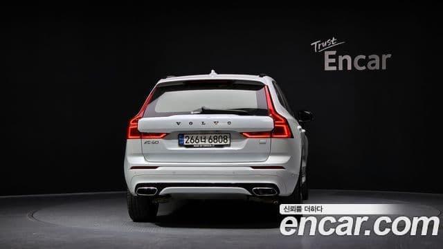 Volvo XC60 2021 — ფოტო 4/20