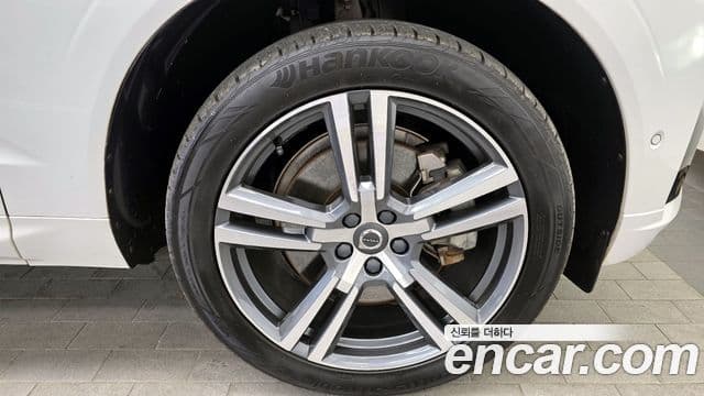 Volvo XC60 2021 — ფოტო 5/20