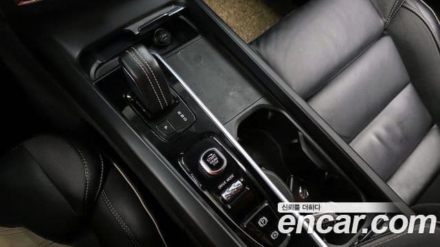 Volvo XC60 2021 — ფოტო 9/20