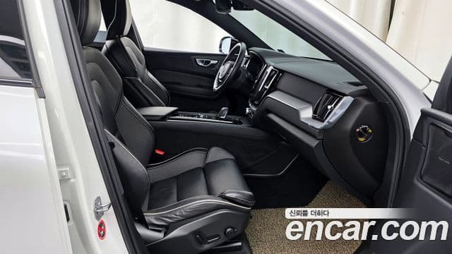Volvo XC60 2021 — ფოტო 11/20