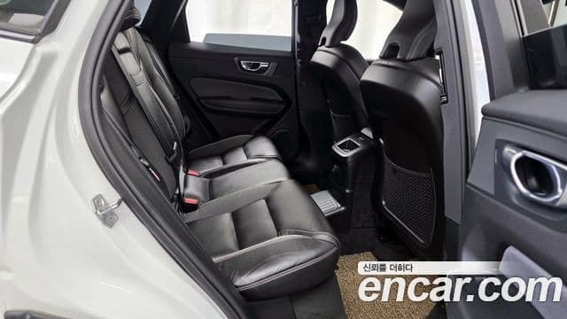 Volvo XC60 2021 — ფოტო 12/20