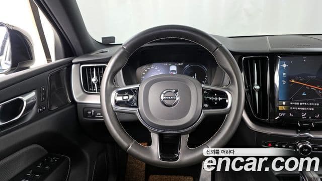 Volvo XC60 2021 — ფოტო 13/20