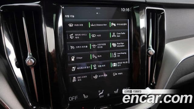 Volvo XC60 2021 — ფოტო 16/20