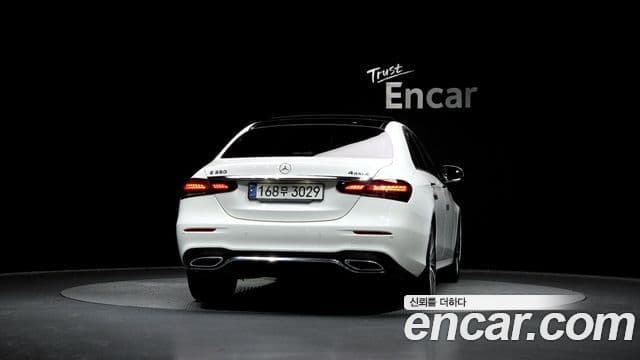 Mercedes-Benz E-Class 2022 — ფოტო 4/20