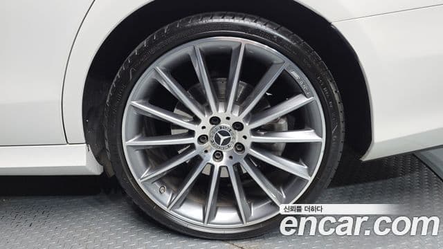 Mercedes-Benz E-Class 2022 — ფოტო 5/20