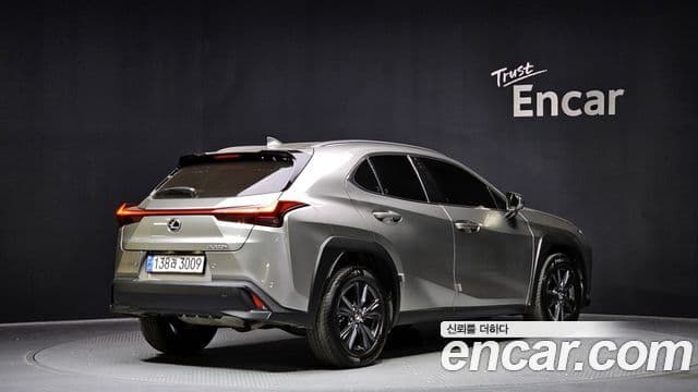 Lexus UX300h 2025 — Photo 2/20