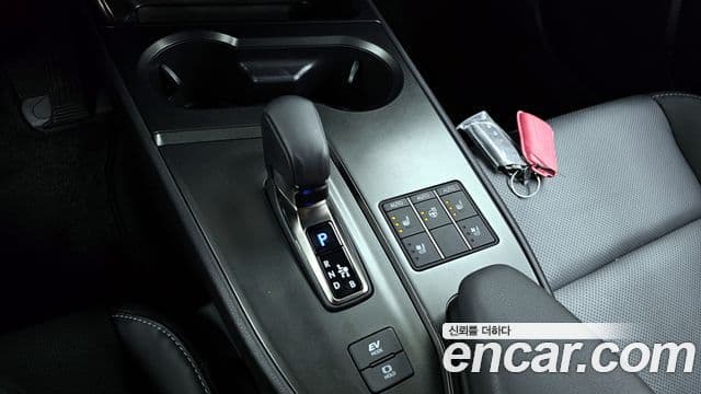 Lexus UX300h 2025 — Photo 18/20