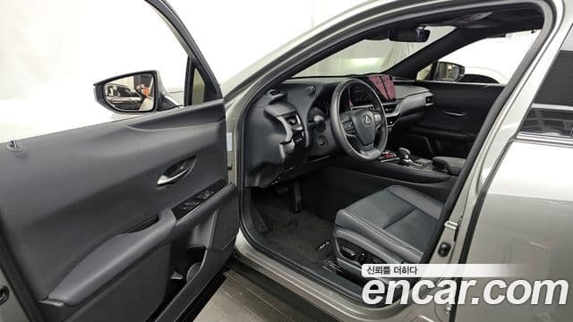Lexus UX300h 2025 — Photo 15/20