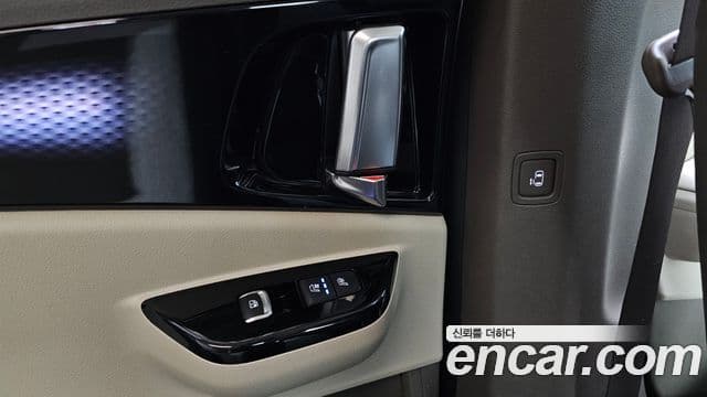 Kia Carnival 2021 — ფოტო 18/20