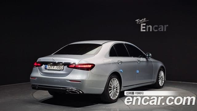 Mercedes-Benz E-Class 2022 — Photo 8/20