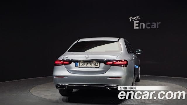 Mercedes-Benz E-Class 2022 — Photo 15/20