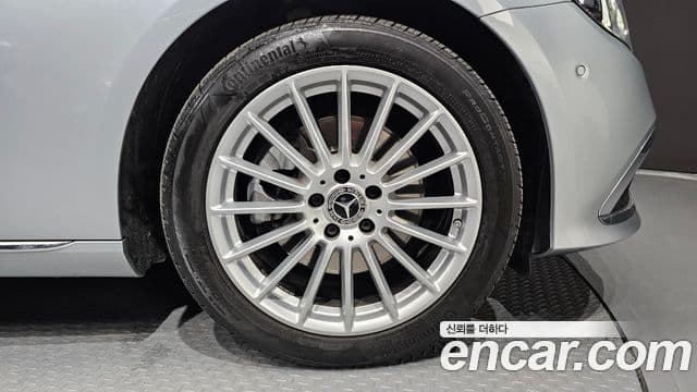 Mercedes-Benz E-Class 2022 — Photo 11/20