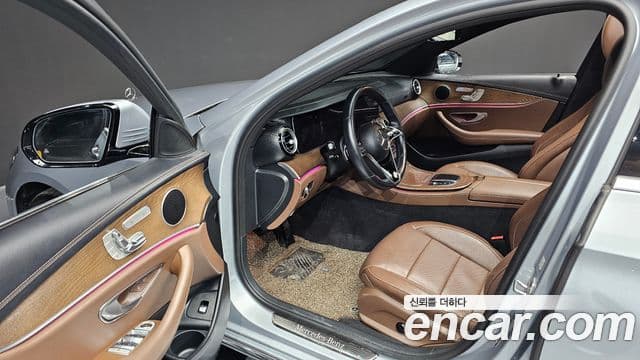 Mercedes-Benz E-Class 2022 — Photo 17/20