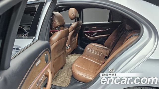 Mercedes-Benz E-Class 2022 — Photo 12/20