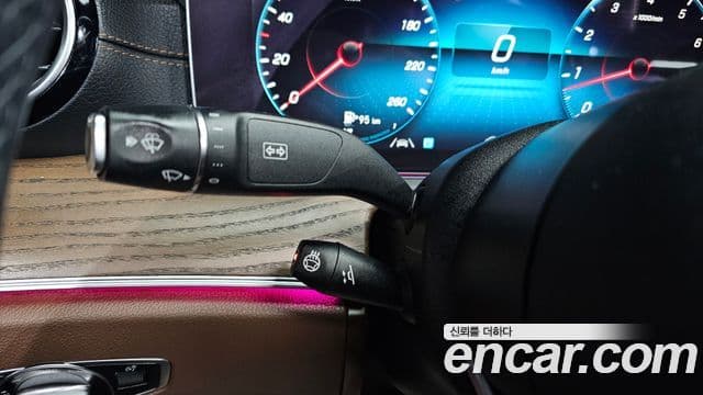 Mercedes-Benz E-Class 2022 — Photo 4/20