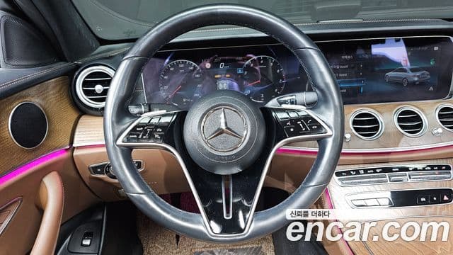 Mercedes-Benz E-Class 2022 — Photo 1/20