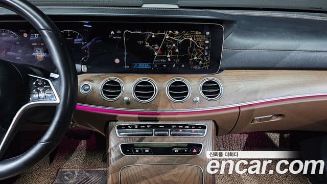 Mercedes-Benz E-Class 2022 — Photo 2/20