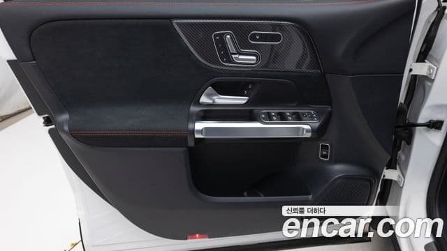 Mercedes-Benz GLB-Class 2025 — ფოტო 15/20
