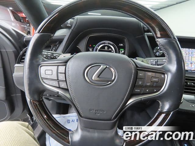 Lexus LS500h 2018 — ფოტო 7/20