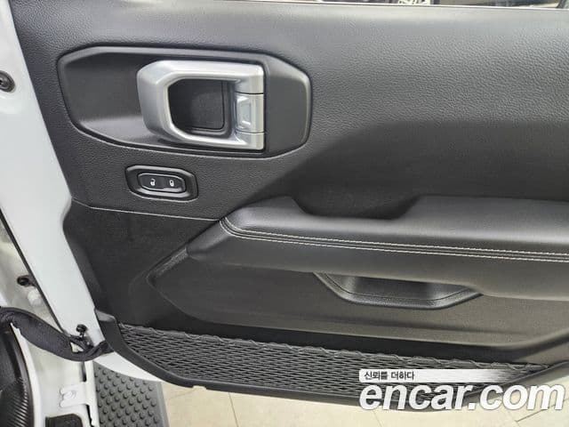 Jeep Wrangler 2022 — ფოტო 17/20