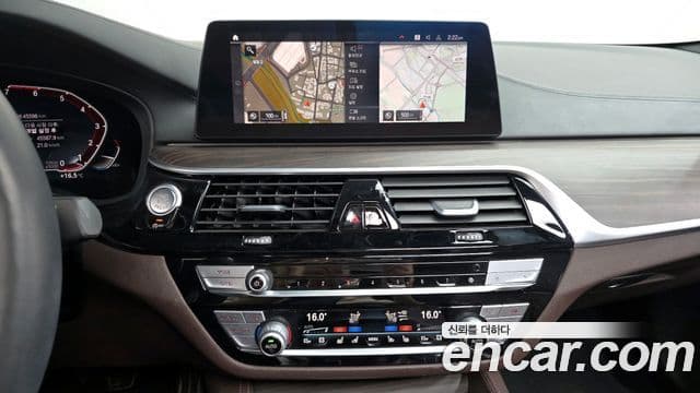 BMW 5 Series 2020 — ფოტო 14/20
