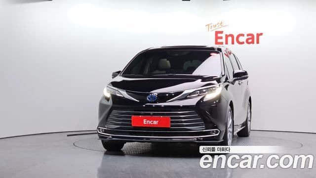 Toyota Sienna 2023 — ფოტო 2/20