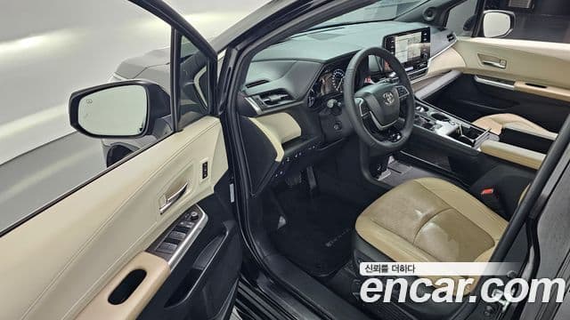 Toyota Sienna 2023 — ფოტო 10/20