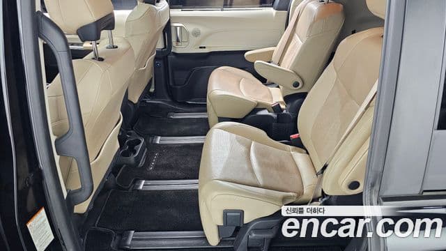 Toyota Sienna 2023 — ფოტო 11/20