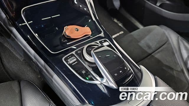 Mercedes-Benz GLC-Class 2019 — Photo 8/20