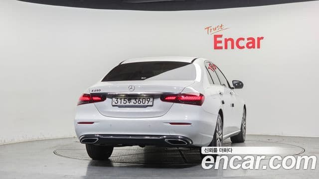Mercedes-Benz E-Class 2021 — ფოტო 4/20