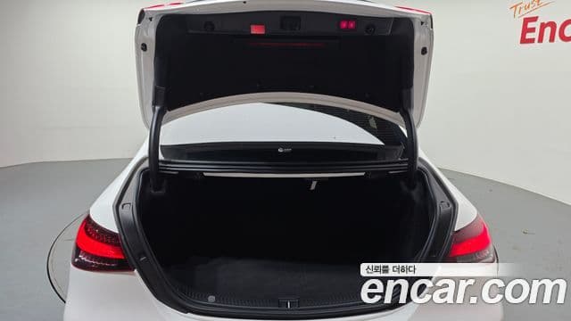 Mercedes-Benz E-Class 2021 — ფოტო 20/20