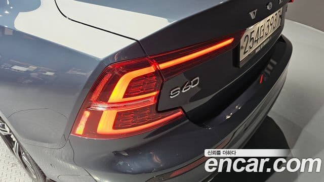 Volvo S60 2019 — Photo 18/30