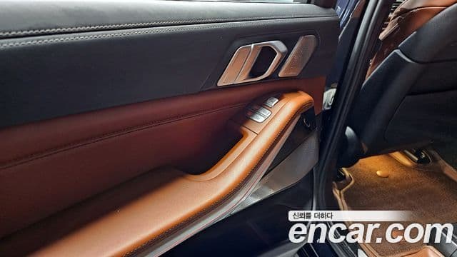 BMW X7 2021 — ფოტო 31/34