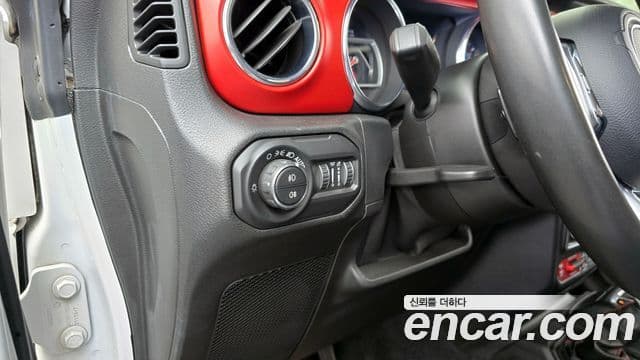 Jeep Wrangler 2021 — ფოტო 17/20
