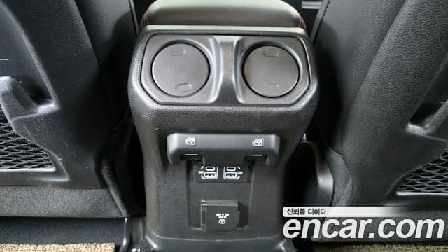 Jeep Wrangler 2021 — ფოტო 19/20