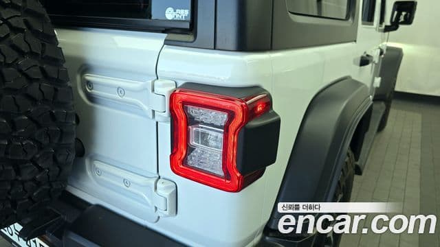 Jeep Wrangler 2021 — ფოტო 18/31