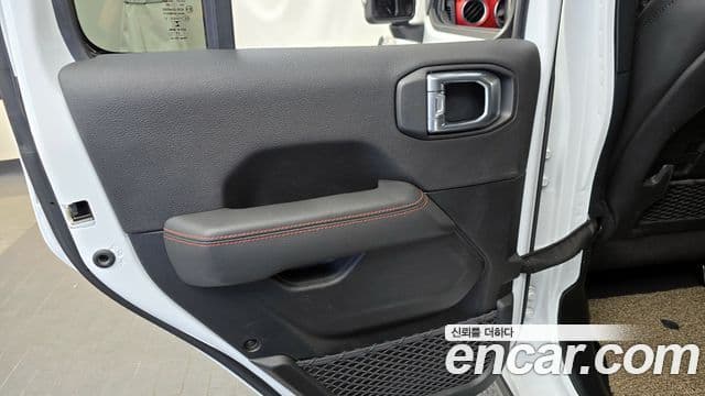 Jeep Wrangler 2021 — ფოტო 16/31