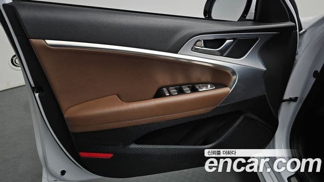 Genesis G70 2018 — Photo 17/34