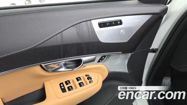 Volvo XC90 2025 — Photo 28/33