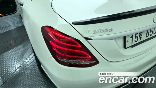Mercedes-Benz C-Class 2018 — Photo 32/32
