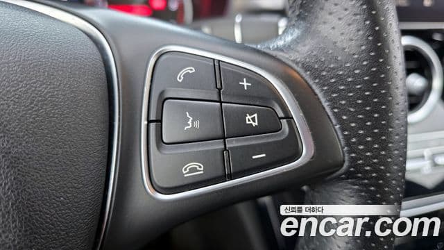 Mercedes-Benz C-Class 2018 — Photo 12/32