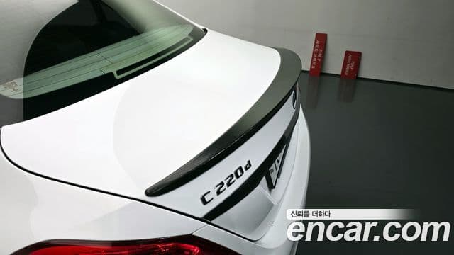 Mercedes-Benz C-Class 2018 — Photo 1/32