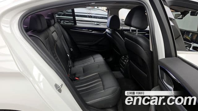 BMW 5 Series 2018 — Şəkil 11/20