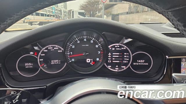 Porsche Panamera 2018 — ფოტო 17/20