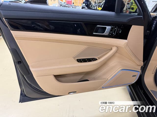 Porsche Panamera 2018 — ფოტო 8/20