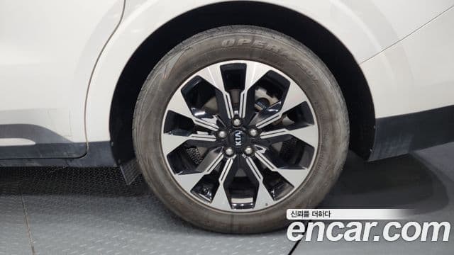 Kia Carnival 2021 — ფოტო 2/41