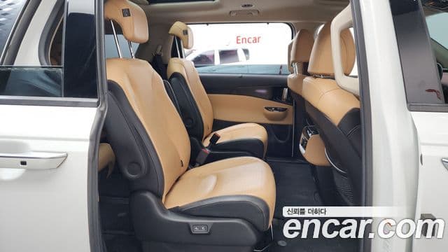 Kia Carnival 2021 — ფოტო 14/41